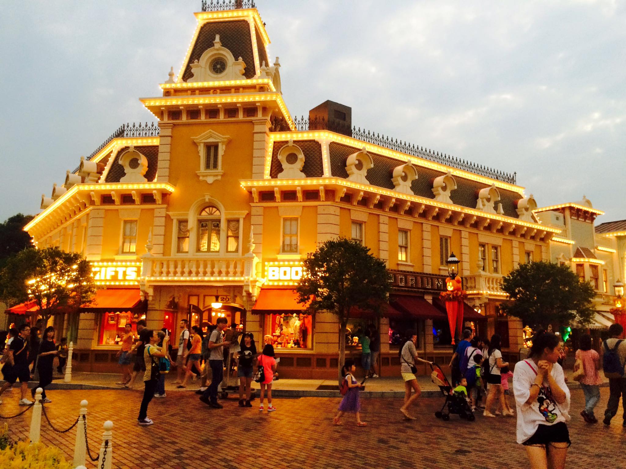 Hong Kong Disney Land: Halloween – My Expat Family